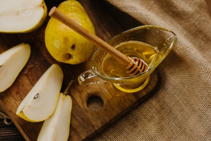 Mascarilla de manzana y miel, el primer remedio casero para evitar los párpados caídos