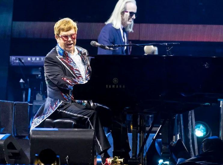 Elton John toca en Estocolmo