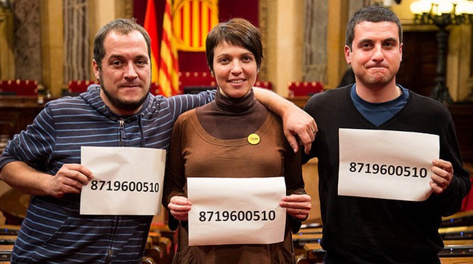 Miembros de la CUP con el número de preso de Otegi en el Parlament catalán