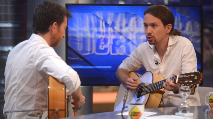 Iglesias en El Hormiguero arrancándose con la guitarra.