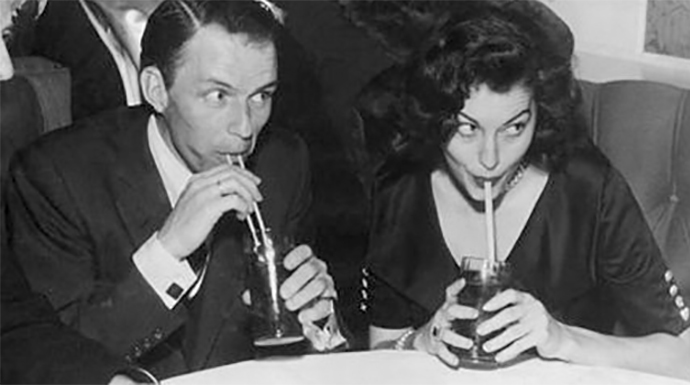 Frank Sinatra y Ava Gadner disfrutando de la noche en un local de Madrid. 