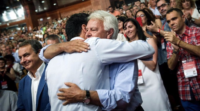 Sánchez abraza a Felipe en presencia de Zapatero.