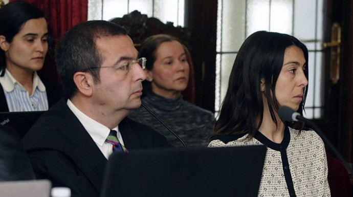 Fermín Guerrero junto a su defendida, Raquel Gago, durante las primeras jornadas del juicio. 