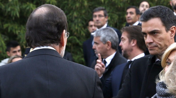 Pedro Sánchez saluda a Mariano Rajoy con gesto delator.