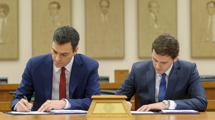 Sánchez y Rivera durante la firma de su acuerdo.