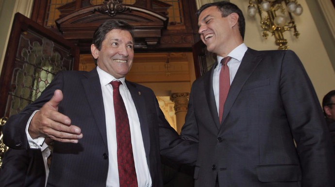 Pedro Sánchez ríe junto a Javier Fernández.