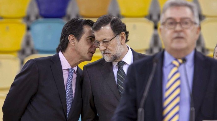 El ministro Soria susurrando al oído de Rajoy.