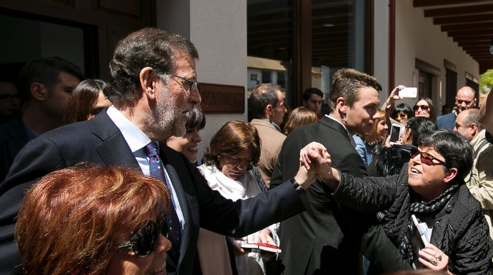 Rajoy saluda a una simpatizante del PP
