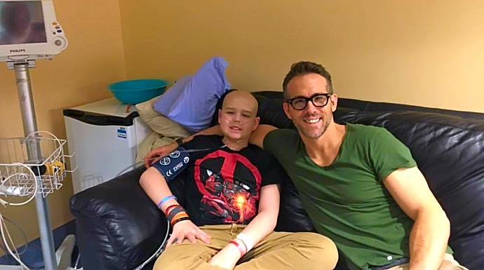 El actor Ryan Reynolds con su joven amigo Connor, poco en una visita al hospital.