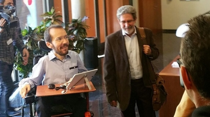 Adolfo Barrena (IU), a la derecha, junto a Pablo Echenique (Podemos)