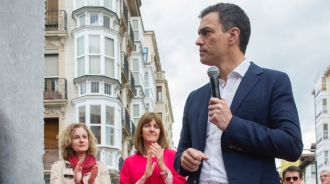Pedro Sánchez cambia su estrategia y empuja al PSOE a los brazos de Colau y Carmena