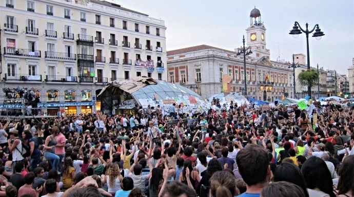 Imagen de la Puerta del Sol copada por el movimiento 15-M. 
