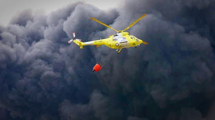 Un helicóptero trabaja en las tareas de extinción del incendio de Seseña. 