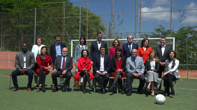 Pedro Sánchez posa junto a los miembros de su llamado gobierno en la sombra