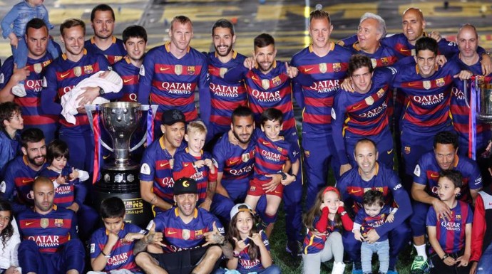 Los jugadores que sí asistieron a la celebración posaron con sus hijos junto a la Copa del Rey.