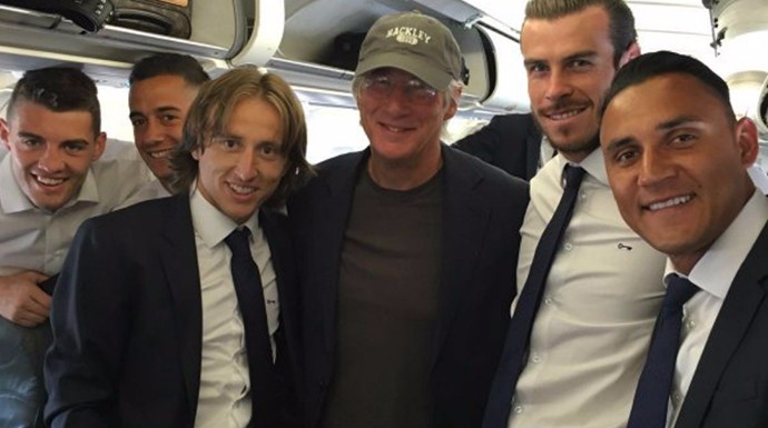 Modric, Keylor, Bale... algunos jugadores aprovecharon para hacerse una foto con el ilustre pasajero. 