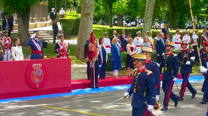 La Guardia Real pasa delante de los Reyes. A la derecha de la foto, Manuela Carmena. 