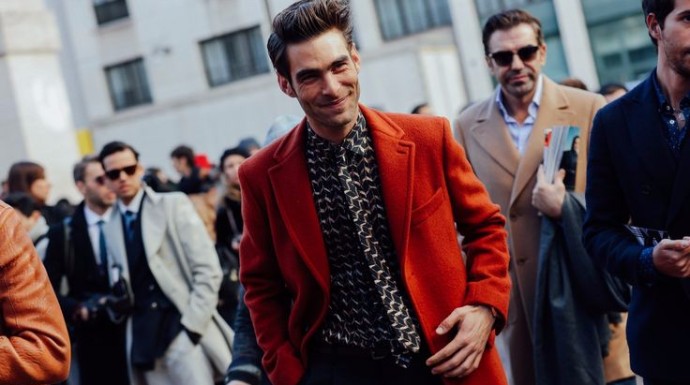Así se sonriente se paseó entre los estilistas internacionales en la Semana de la Moda de Milán.
