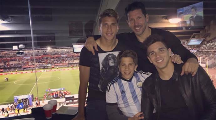 El Cholo Simeone posando con sus tres hijos en el estadio Vicente Calderón.
