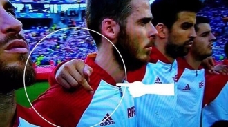 Un gesto de Piqué mientras sonaba el himno de España le coloca en el disparadero