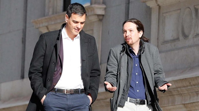 Pedro Sánchez y Pablo Iglesias paseando frente al Congreso