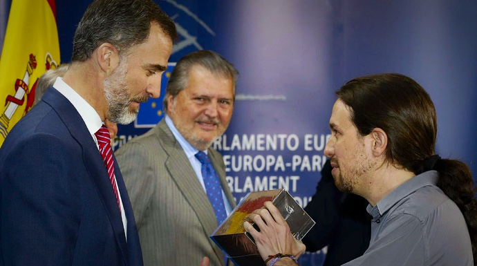 Pablo Iglesias regala una temporada de Juego de Tronos al Rey Felipe VI.