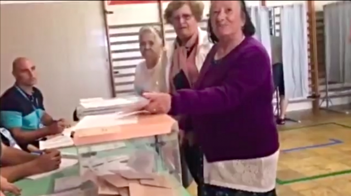 El vídeo de la polémica. Las ancianas votan acompañadas.