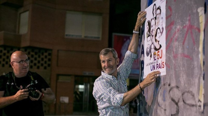 El ex Jemad, José Julio Rodríguez, pegando un cártel de Podemos