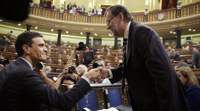 Rajoy saluda a Pedro Sánchez en el Congreso