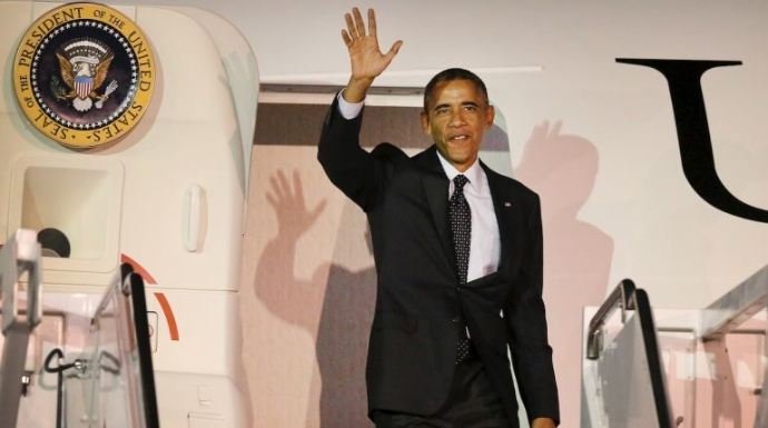 Obama, descendiendo las escalerillas del Air Fprce One en uno de sus viajes internacionales