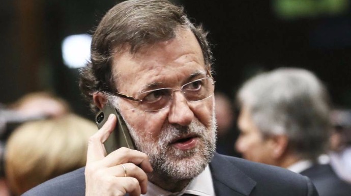 El presidente en funciones, Mariano Rajoy, hablando por su teléfono móvil