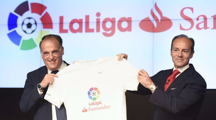 El presidente de LaLiga, Javier Tebas, y el responsable de Santander España, Rami Aboukhair.
