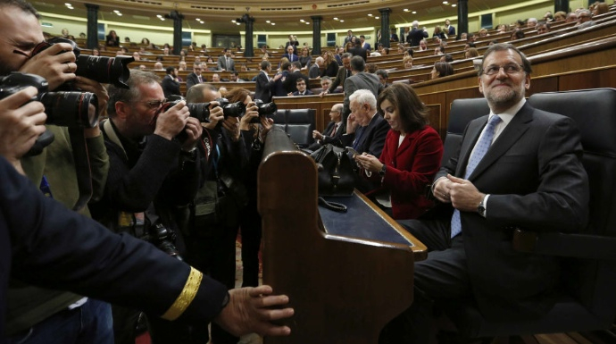 Rajoy, en su escaño del Congreso, rodeado de fotógrafos