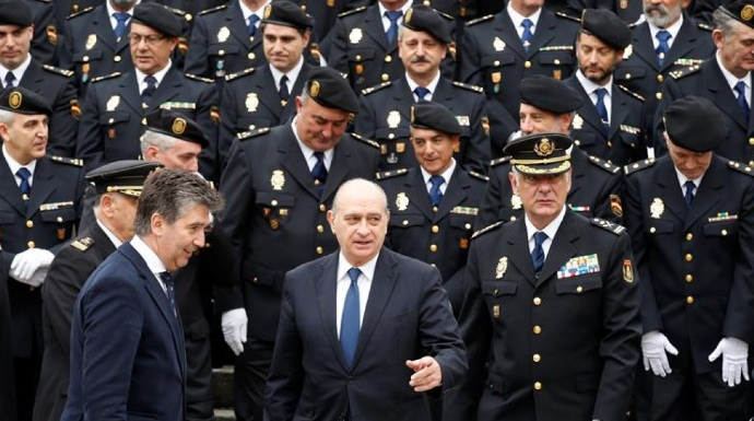 El ministro del Interior, Jorge Fernández Díaz, junto a comisarios de la Policía Nacional