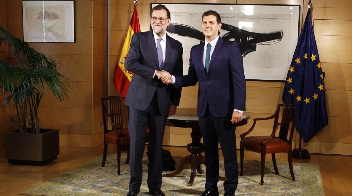 Rajoy y Rivera se estrechan la mano antes de su reunión este miércoles