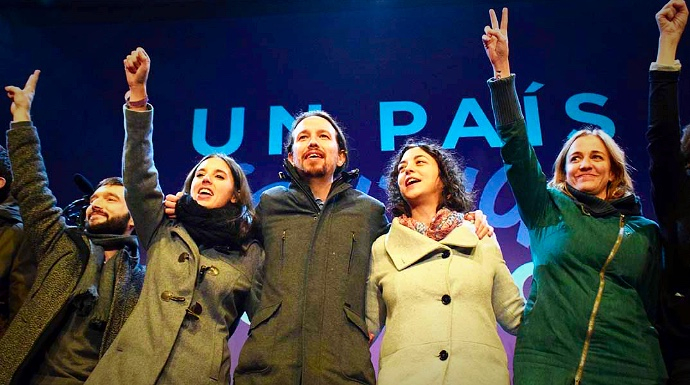 Pablo Iglesias, rodeado de algunas de las mujeres de Podemos.