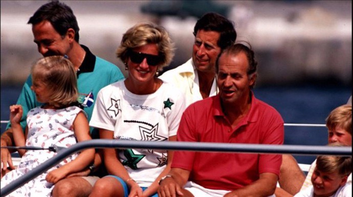 El príncipe Carlos con Lady Di, y el rey don Juan Carlos en Mallorca.
