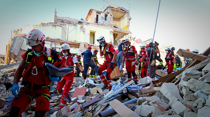 Los equipos de rescate siguen trabajando sobre las devastadas ciudades. 