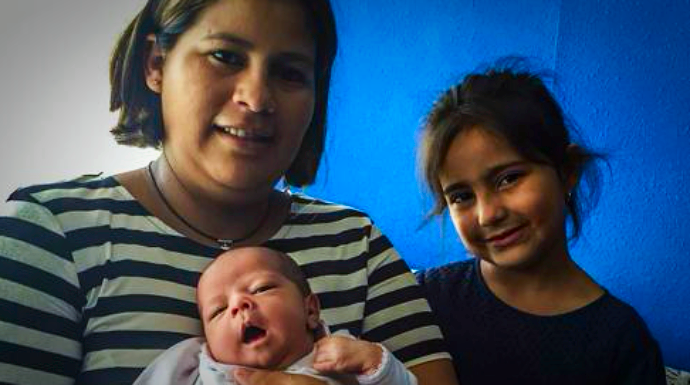La joven, junto a su recién nacida y su otra hija. FOTO: Diario Montañés.