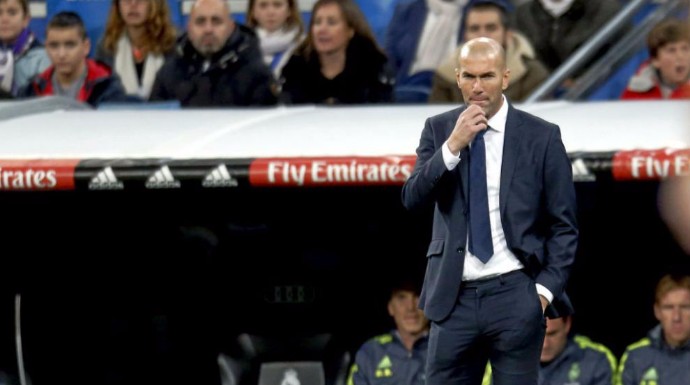 El sopor ha vuelto al Bernabéu ante la atenta mirada de Zidane.