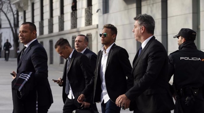 Neymar Jr. y su progenitor a su llegada a los juzgados de la Audiencia Nacional. 