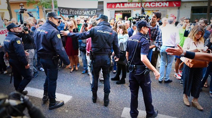 La Policía acordona Ferraz para evitar agresiones contra los críticos con Sánchez.