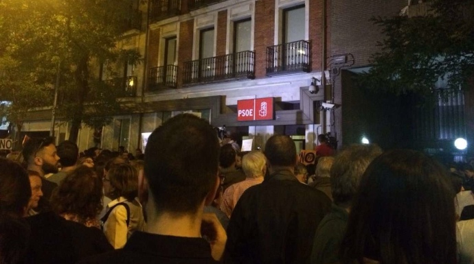 Militantes del PSOE abarrotan la sede de Ferraz tras la dimisión de Pedro Sánchez