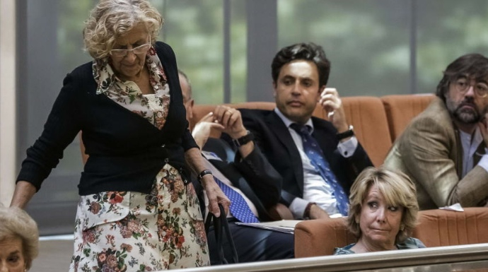 Esperanza Aguirre observa a la alcaldesa de Madrid, Manuel Carmena