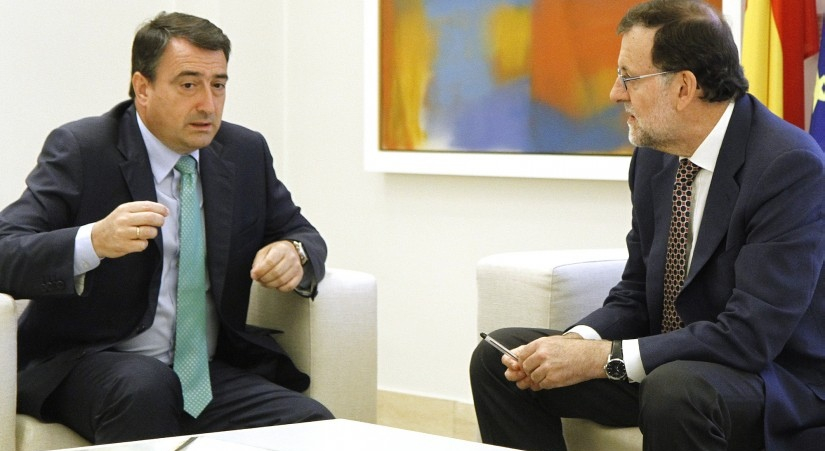 Rajoy y el portavoz del PNV, Aitor Esteban, en la ronda para la investidura 