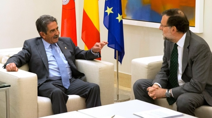 El presidente de Cantabria, Miguel Angel Revilla, en una reunión con Rajoy en La Moncloa
