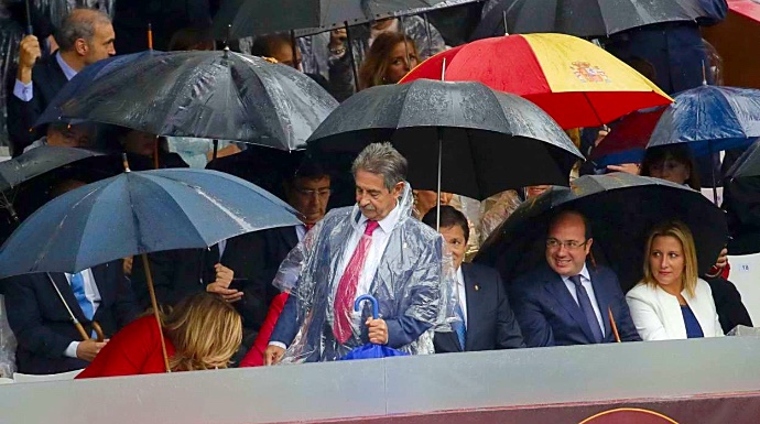 Miguel Ángel Revilla, el pasado 12 de octubre. Detrás se aprecia el paraguas "español" de Cifuentes.
