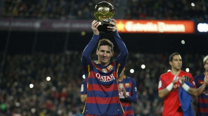 Messi ofrece el Balón de Oro al Camp Nou.