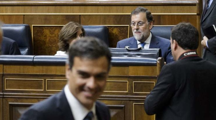 Sánchez en un pleno del Congtreso. Al fondo, Mariano Rajoy