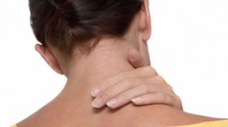 Di adiÃ³s al dolor de cuello con estos 4 ejercicios que puedes hacer mientras teletrabajas